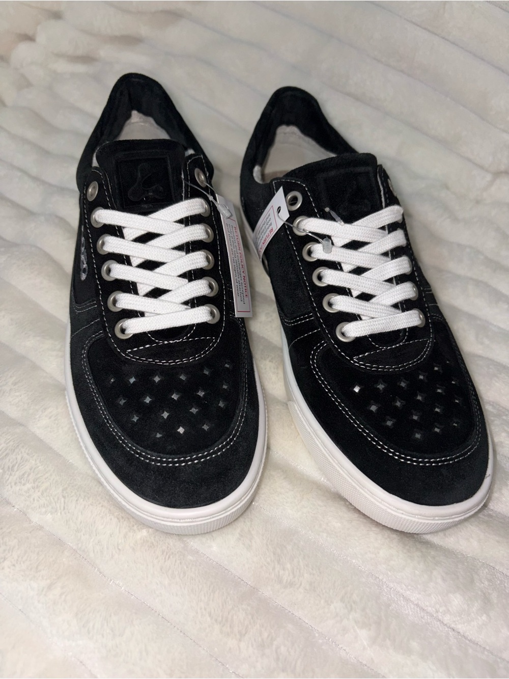 Lazo Hypernova Women’s 8 Black Suede Low-Top Skate Sneakers with White Laces